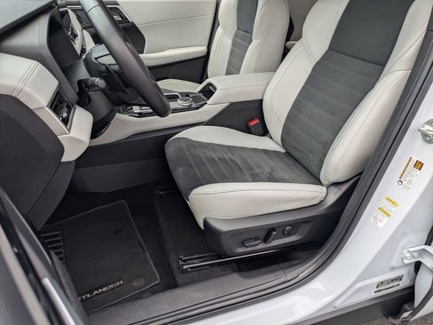 Used 2025 Mitsubishi Outlander SE FWD image 14