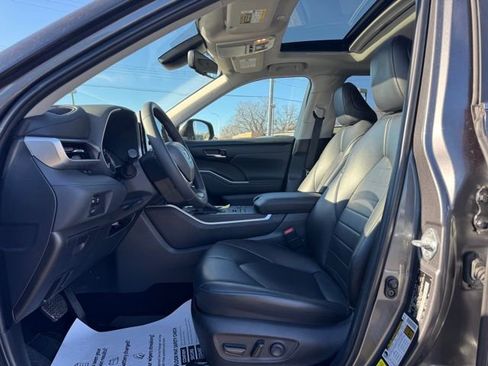 Used 2023 Toyota Highlander XLE image 17