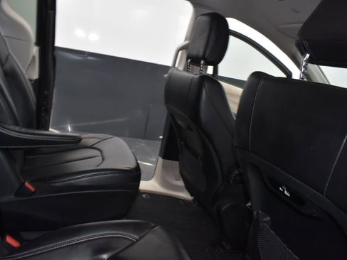 Used 2024 Chrysler Pacifica Limited FWD image 23