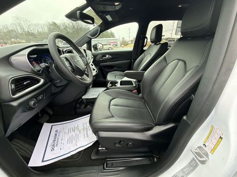 Used 2025 Chrysler Voyager LX image 15