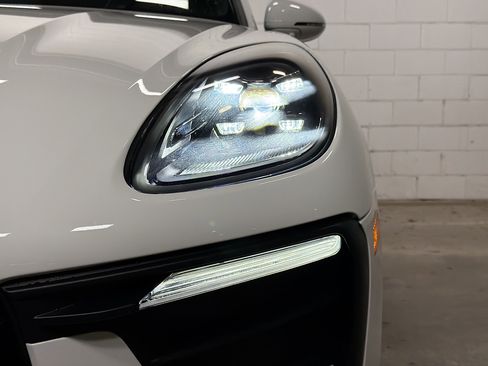 Certified 2023 Porsche Macan image 10
