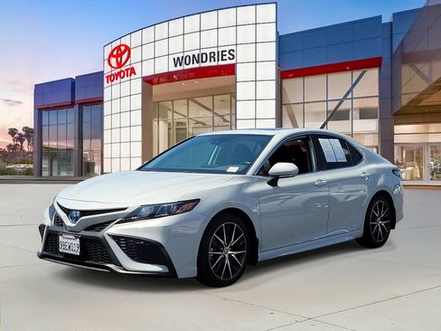 Used 2022 Toyota Camry SE w/ Audio Upgrade Package FWD image 2