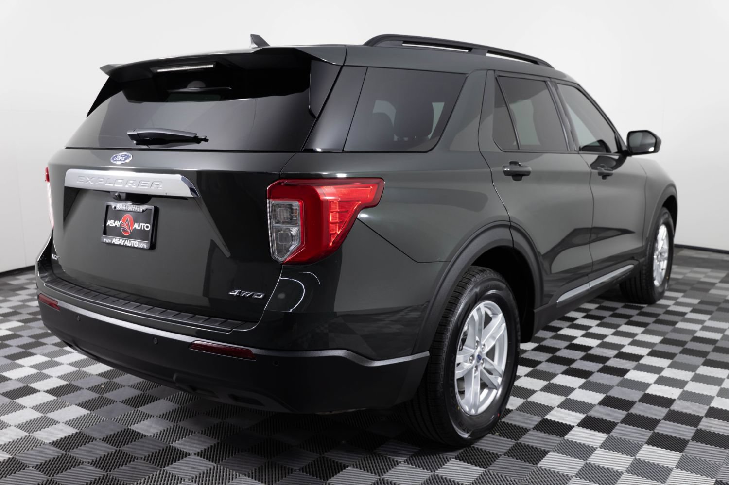 Used 2023 Ford Explorer XLT AWD/4WD image 7