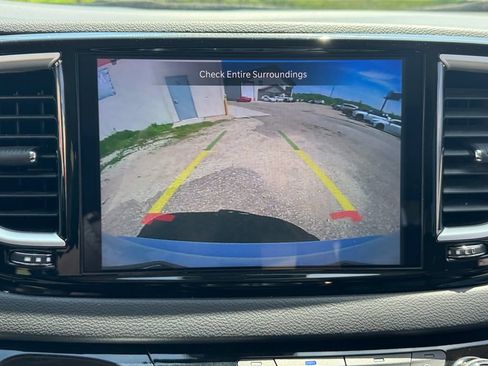 Used 2024 Chrysler Pacifica Touring-L FWD image 22