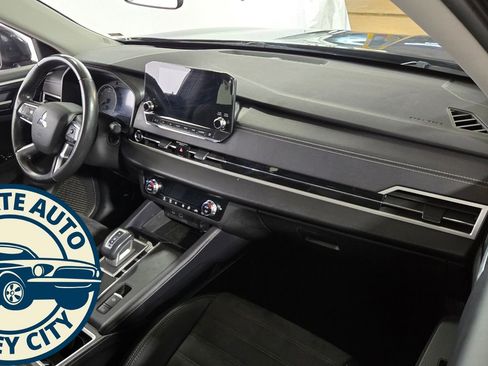 Used 2024 Mitsubishi Outlander SE image 31