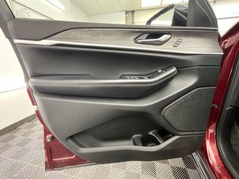 Used 2023 Jeep Grand Cherokee Limited AWD/4WD image 12