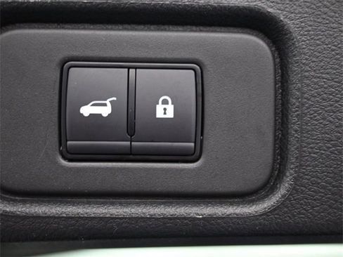 Used 2025 Nissan Pathfinder SV image 16