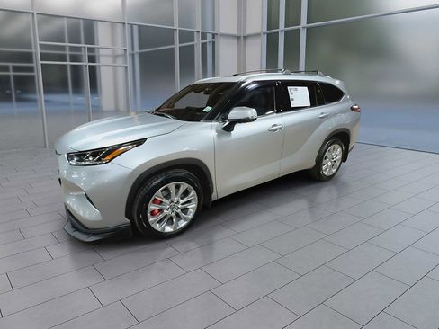 Used 2021 Toyota Highlander Limited AWD/4WD image 4