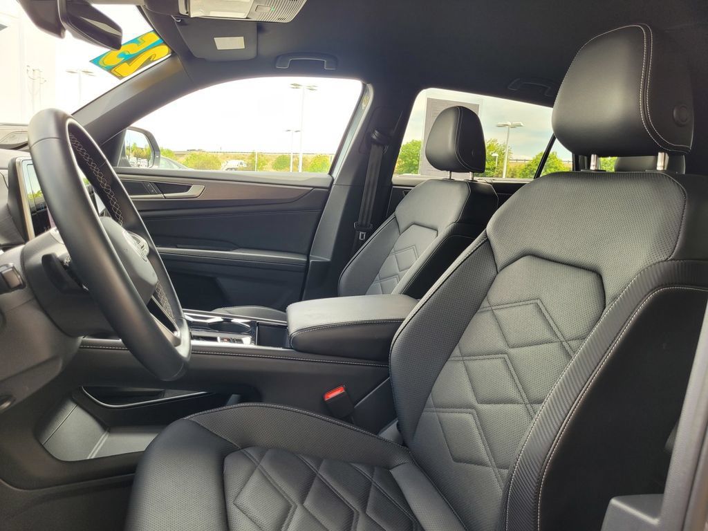Used 2025 Volkswagen Atlas Cross Sport SE FWD image 12