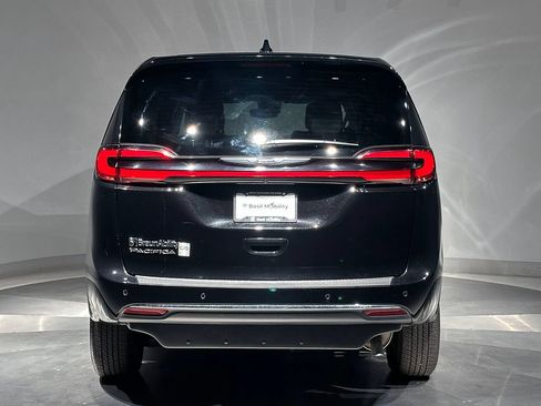 Used 2025 Chrysler Pacifica Select FWD image 7