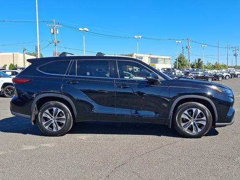 Certified 2022 Toyota Highlander XLE image 8