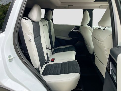 New 2025 Mitsubishi Outlander SE image 28