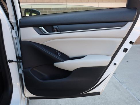 Used 2018 Honda Accord EX image 22