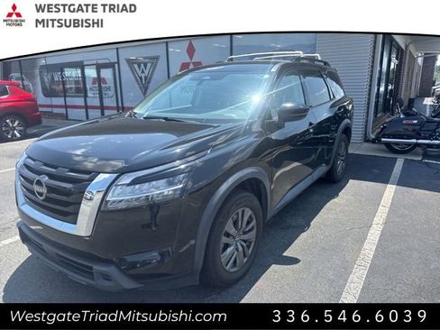 Used 2022 Nissan Pathfinder SV image 3