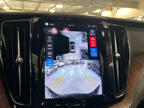 Used 2025 Volvo XC60 B5 Plus image 17