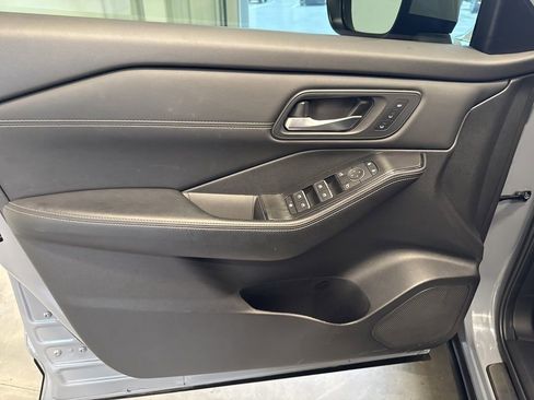 Used 2025 Nissan Rogue SL w/ SL Premium Package image 25