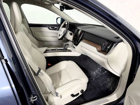 Used 2021 Volvo XC60 T5 Momentum w/ Premium Package AWD/4WD image 46