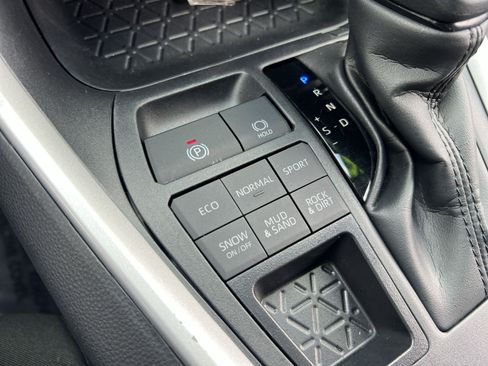 Used 2025 Toyota RAV4 XLE AWD/4WD image 33