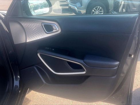 Used 2025 Kia Soul LX w/ LX Technology Package FWD image 26