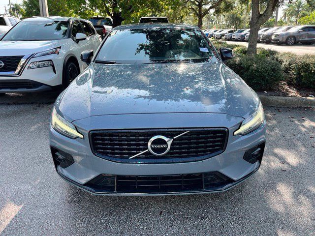 Used 2022 Volvo S60 B5 R-Design FWD image 2