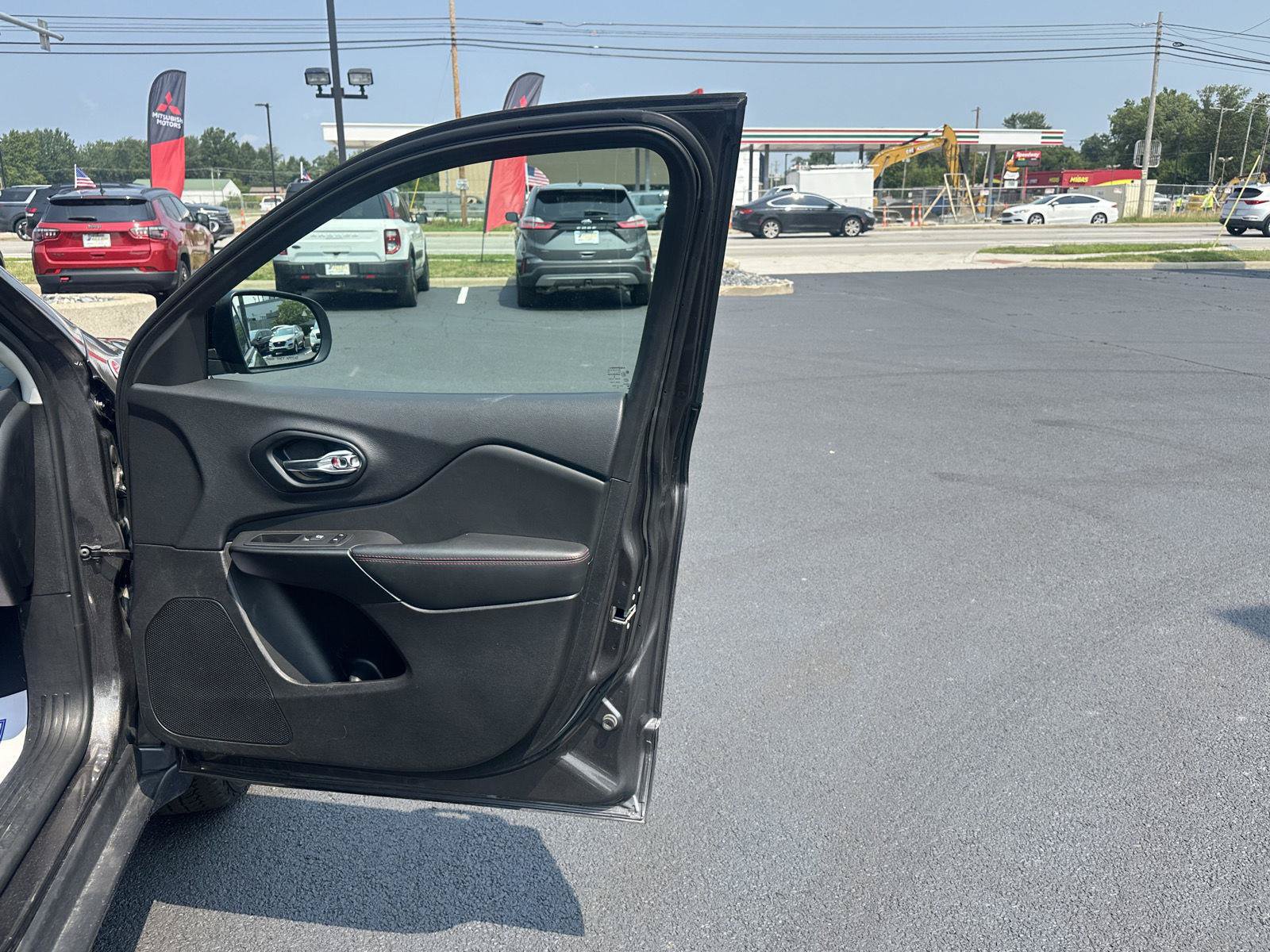 Used 2022 Jeep Cherokee Trailhawk AWD/4WD image 20