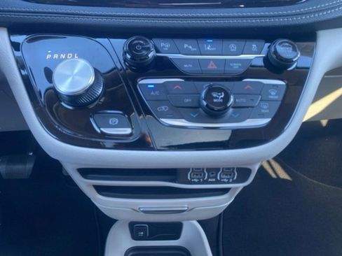 Used 2023 Chrysler Pacifica Touring-L image 25