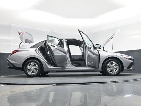 New 2026 Hyundai Elantra SE image 29