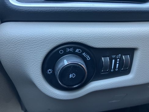 Used 2023 Chrysler Pacifica Touring-L FWD image 22