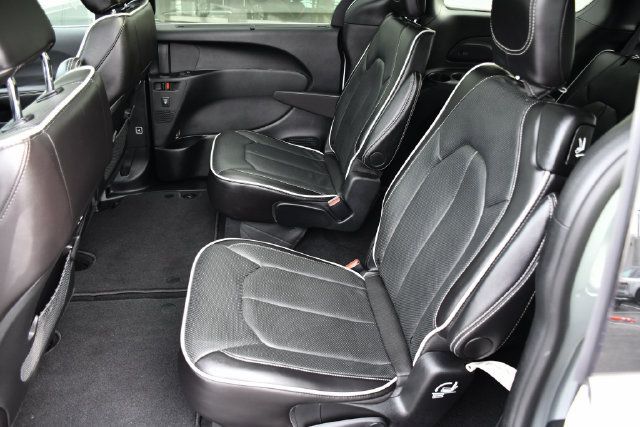Used 2026 Chrysler Pacifica Limited FWD image 19