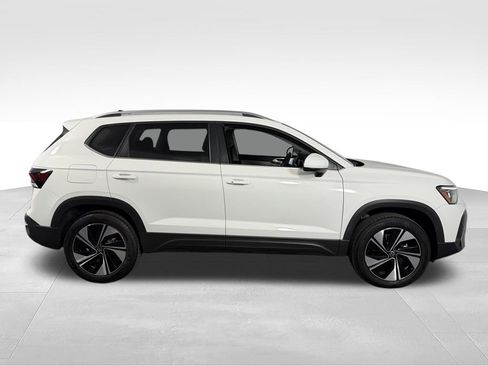 Used 2025 Volkswagen Taos SE w/ Panoramic Sunroof Package AWD/4WD image 4