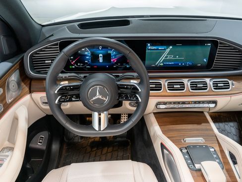Used 2025 Mercedes-Benz GLS 450 4MATIC image 11