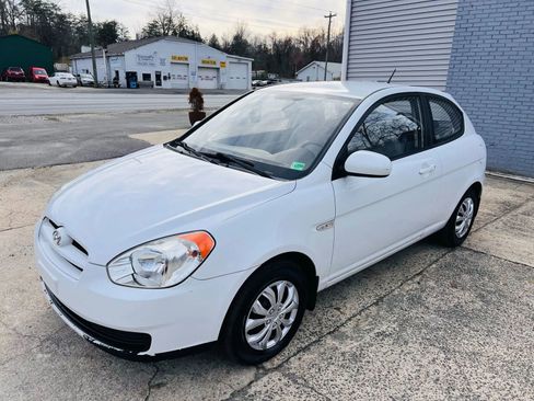 Used 2010 Hyundai Accent GS image 1