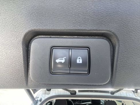 Used 2025 Nissan Rogue SV FWD image 12