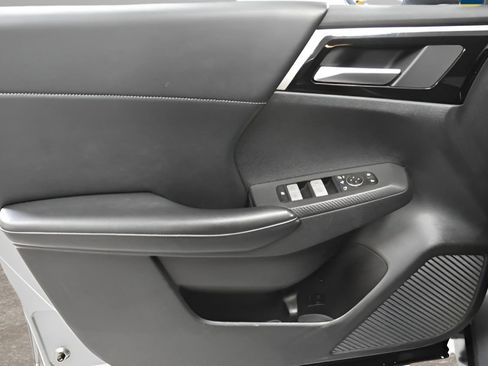 Used 2024 Mitsubishi Outlander SE image 12