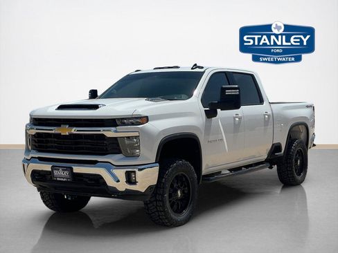 Used 2025 Chevrolet Silverado 2500 LT w/ Convenience Package AWD/4WD image 3