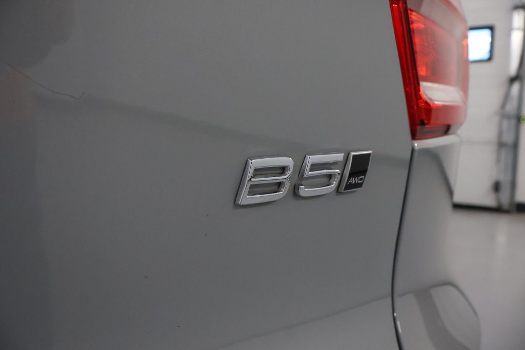 Used 2024 Volvo XC40 B5 Plus AWD/4WD image 11