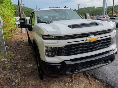 Used 2025 Chevrolet Silverado 2500 Custom w/ Custom Value Package AWD/4WD image 4