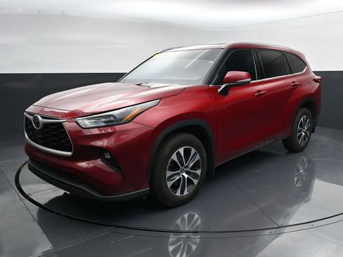 Used 2022 Toyota Highlander XLE AWD/4WD image 4