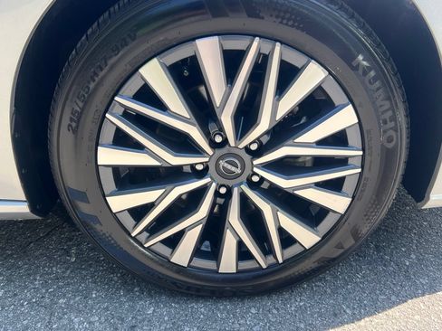 Used 2025 Nissan Altima 2.5 SV FWD image 13