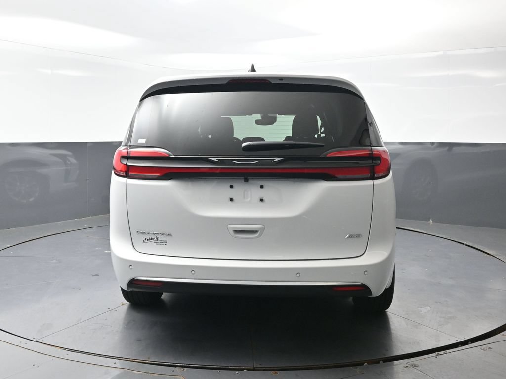 New 2027 Chrysler Pacifica Select w/ Family Tech Group AWD/4WD image 8