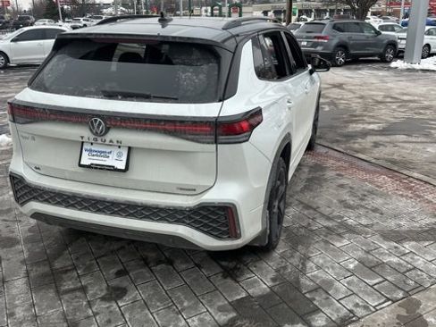 Certified 2025 Volkswagen Tiguan SE R-Line image 10