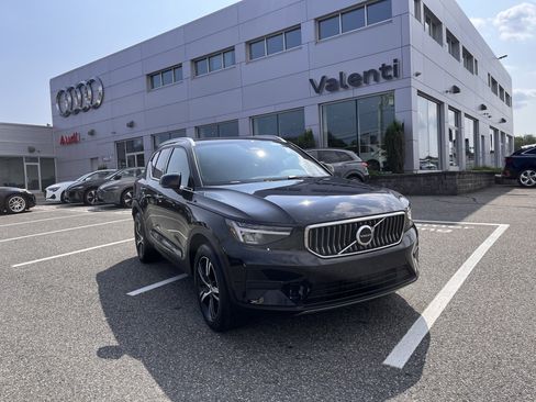 Certified 2025 Volvo XC40 B5 Core image 1