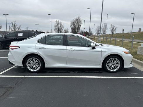 Used 2020 Toyota Camry XLE image 11