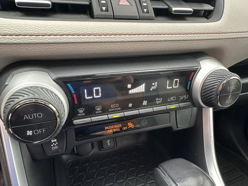 Used 2022 Toyota RAV4 XLE Premium image 19