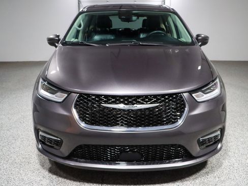 Used 2023 Chrysler Pacifica Touring-L image 4