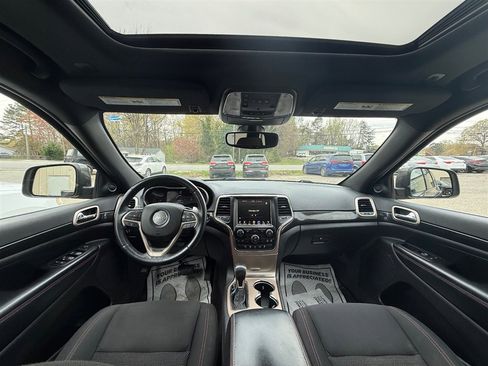 Used 2017 Jeep Grand Cherokee Laredo image 9