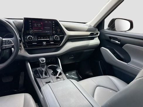 Used 2020 Toyota Highlander XLE FWD image 22