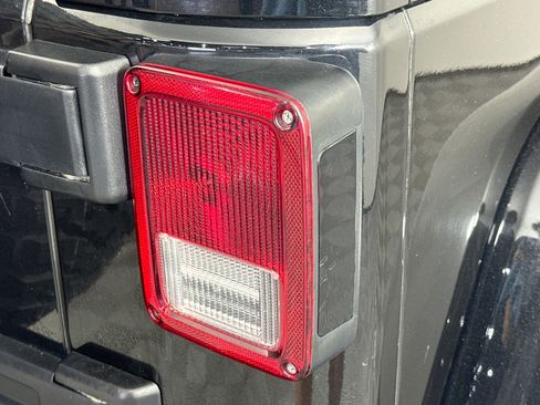 Used 2018 Jeep Wrangler Unlimited Sahara w/ Connectivity Group image 32