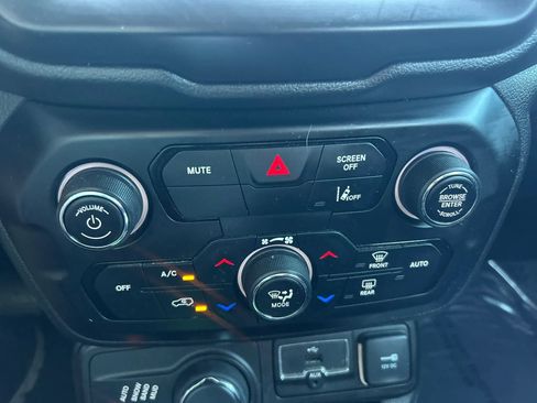 Used 2022 Jeep Renegade Latitude AWD/4WD image 8