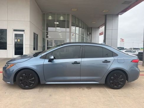 Used 2020 Toyota Corolla LE FWD image 2